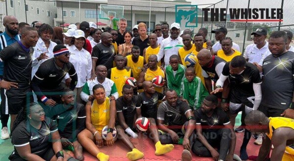 Принц Гарри и Меган Маркл играют в волейбол с нигерийскими ветеранами войны в Абудже