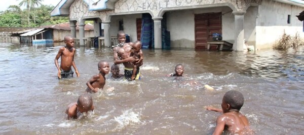 Наводнения затрагивают образование детей в Западной Африке